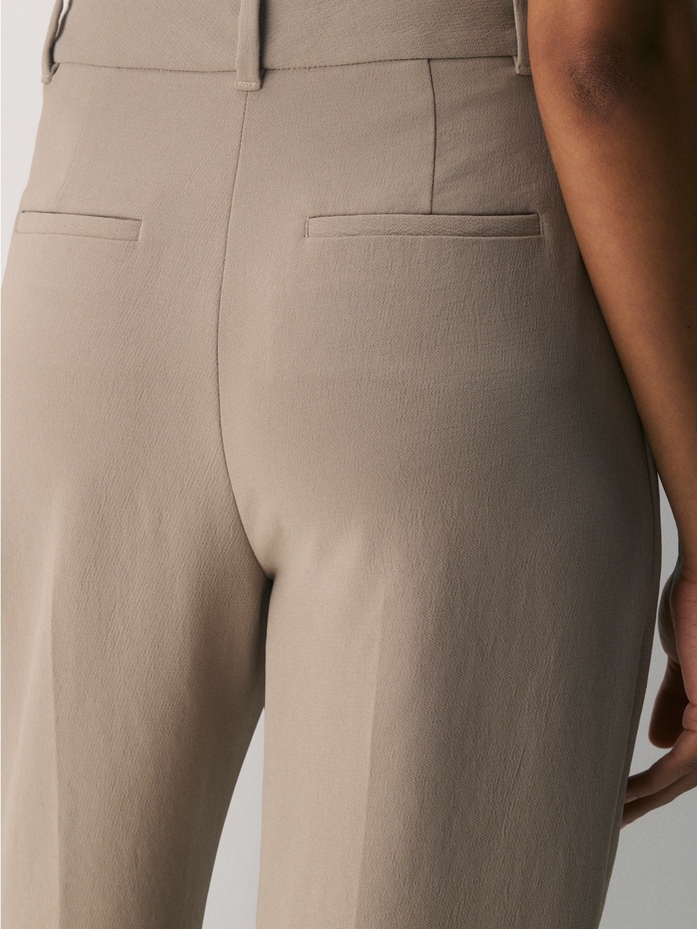 Aritzia
The Effortless Pant™ - Crepette™ - Nomad Taupe - Picture 4 of 5